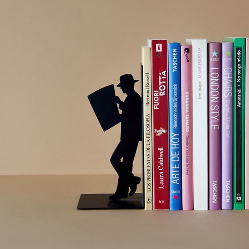 Ограничител за книги "Мъж с вестник"